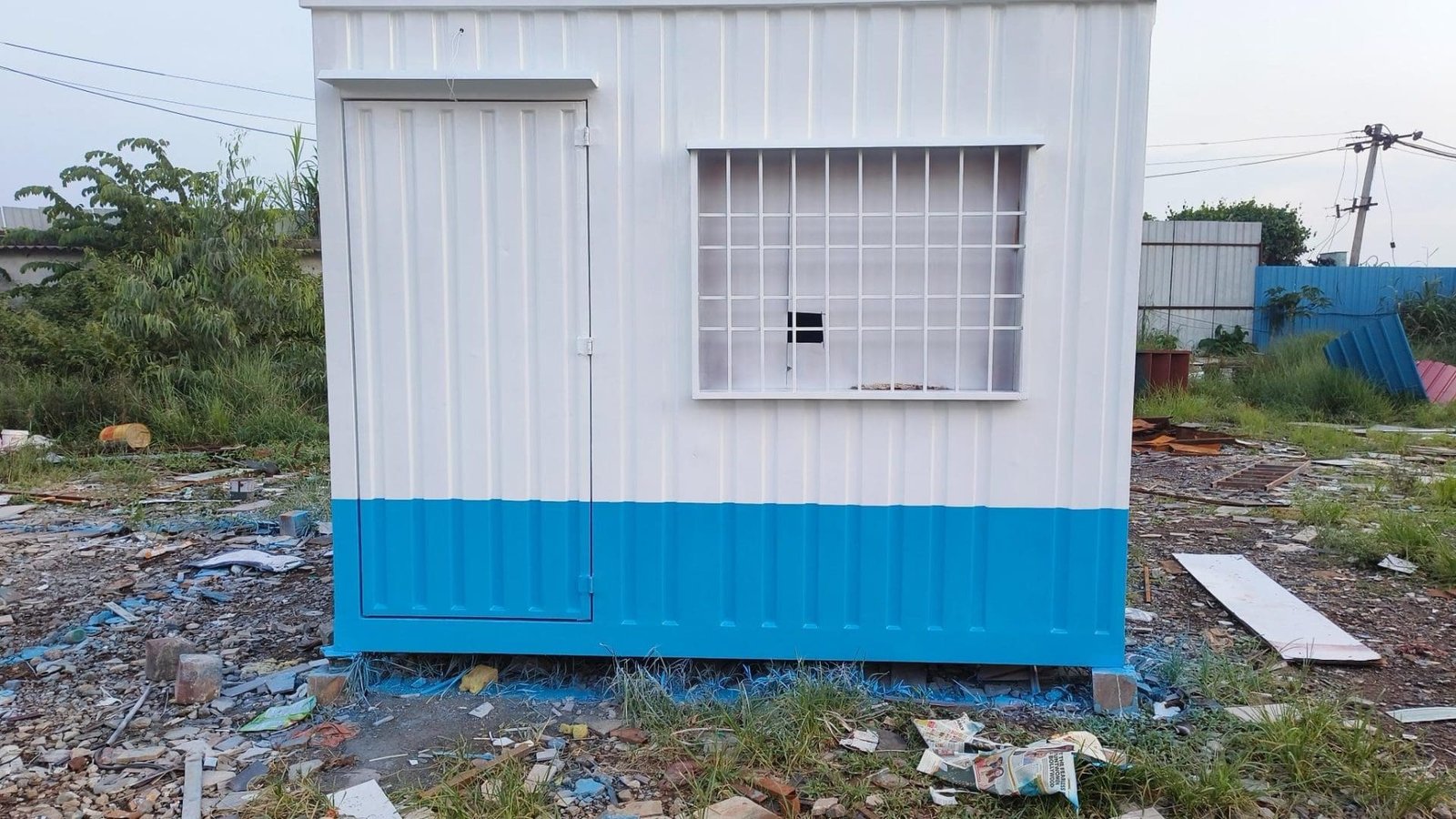 White and blue portable cabin on a construction site.